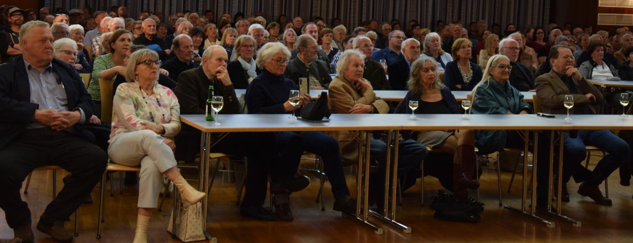 Besucher im Phönix-Saal.