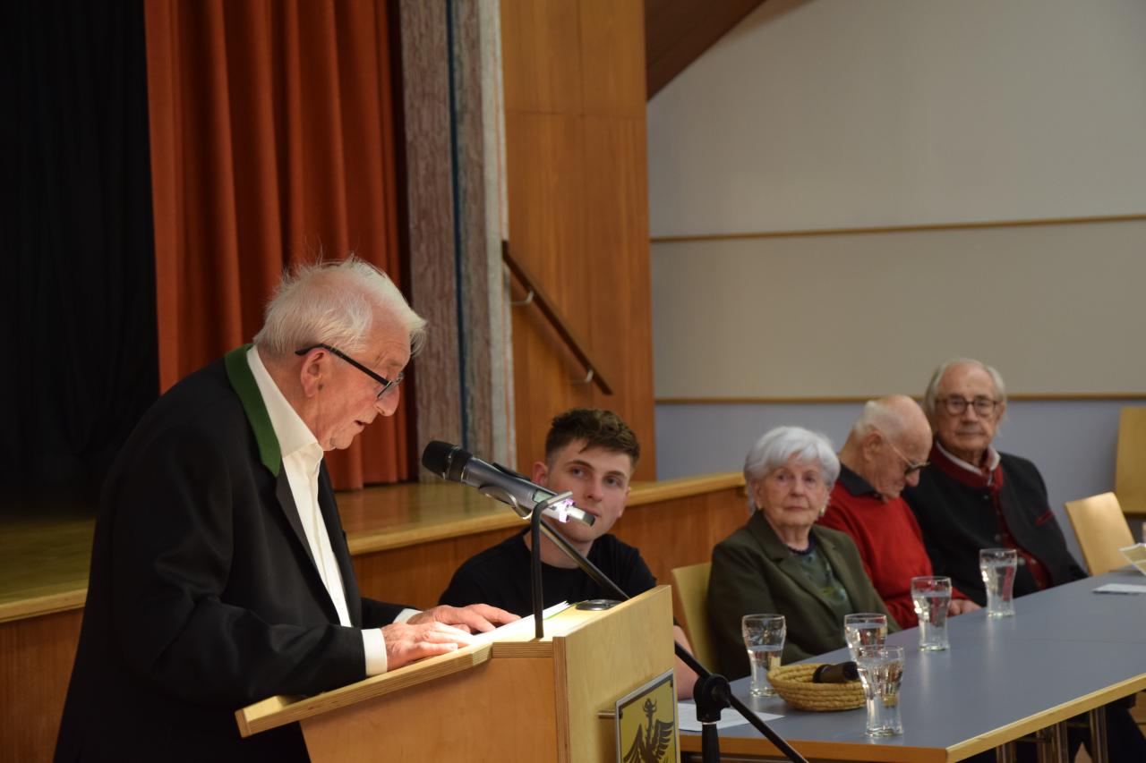 Hans Schifflhuber am Pult.