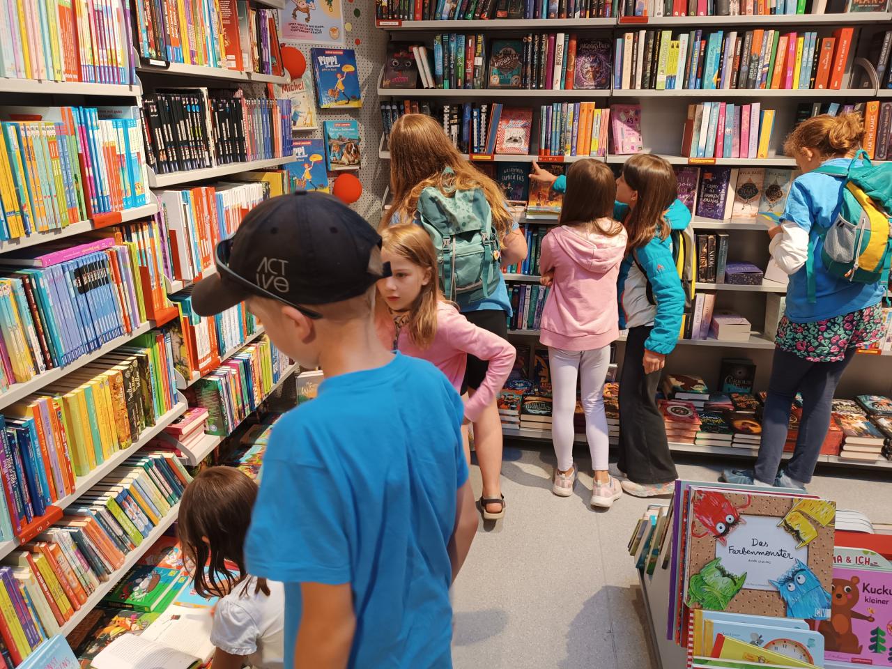 Kinder suchen Bücher