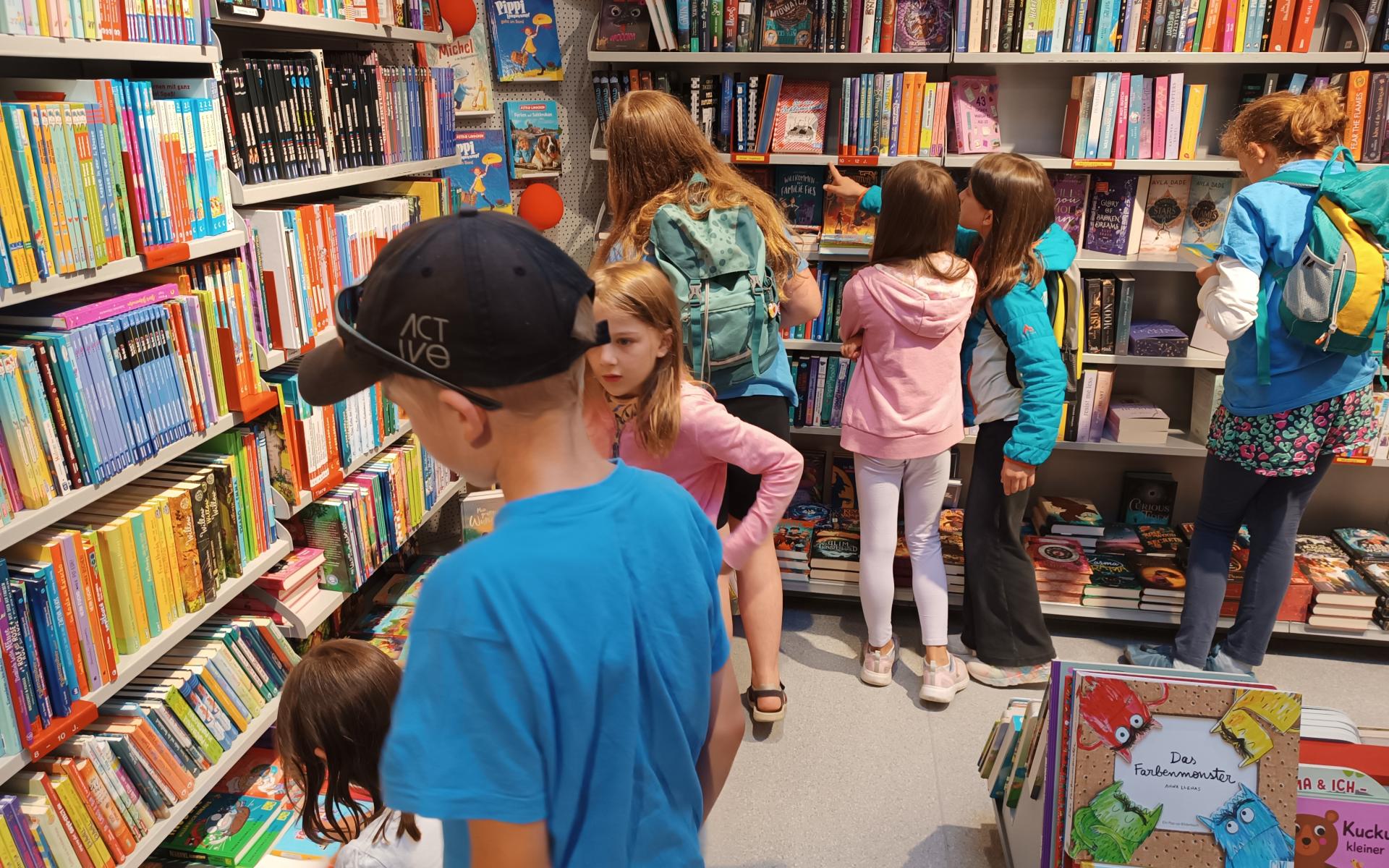 Kinder suchen Bücher