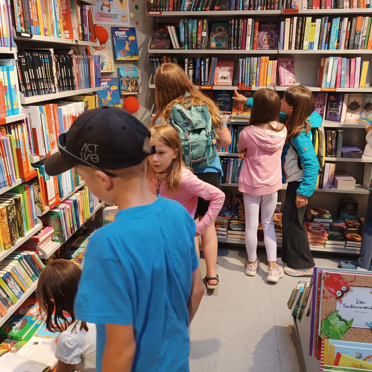 Kinder suchen Bücher